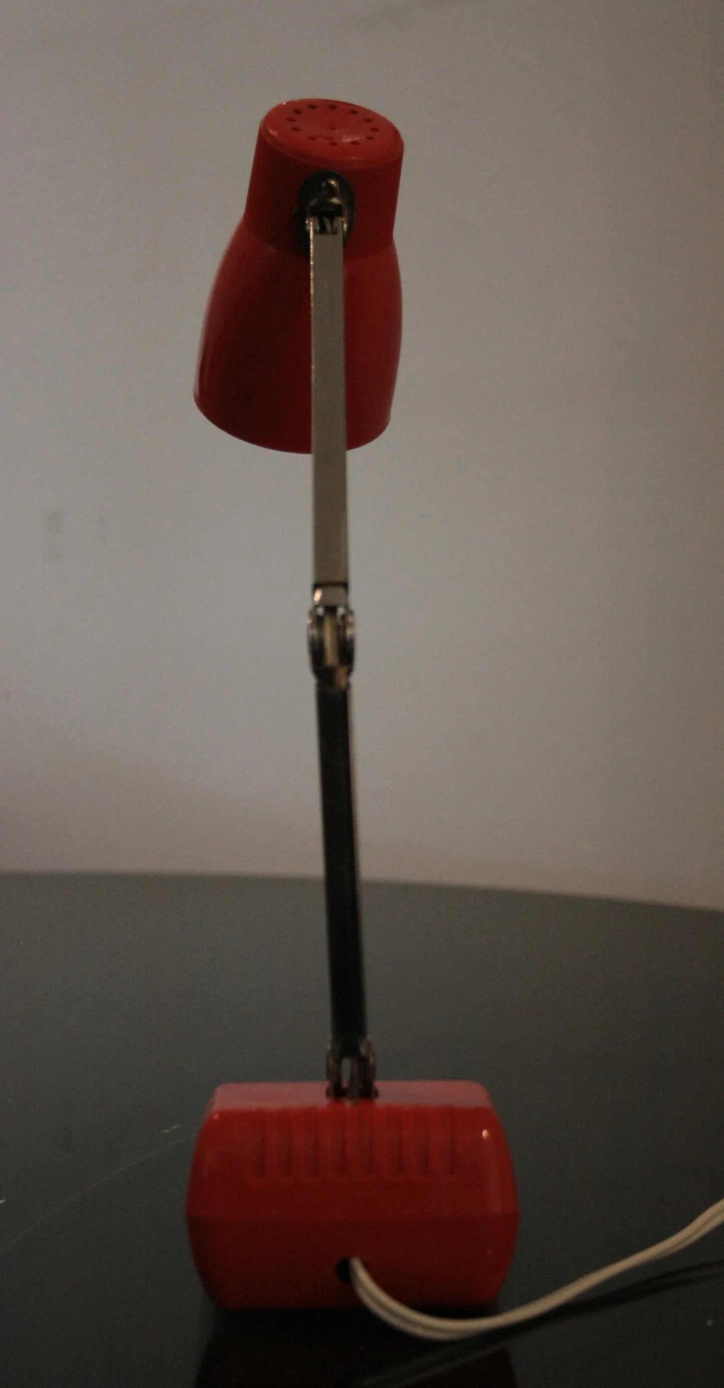 Lampada da tavolo mg made in hong kong 1970 esemplare autentico con struttura regolabile e finitura rossa