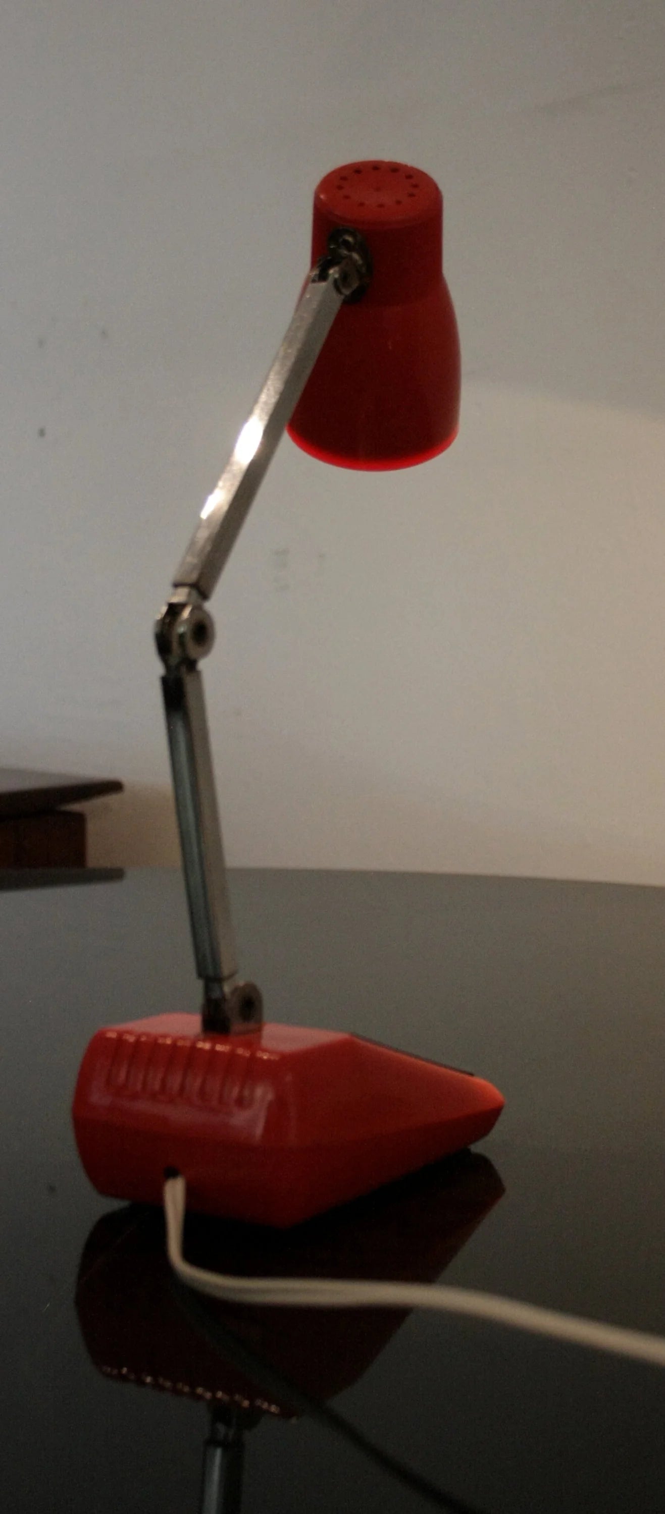 Lampada da tavolo mg made in hong kong 1970 esemplare autentico con paralume regolabile rosso