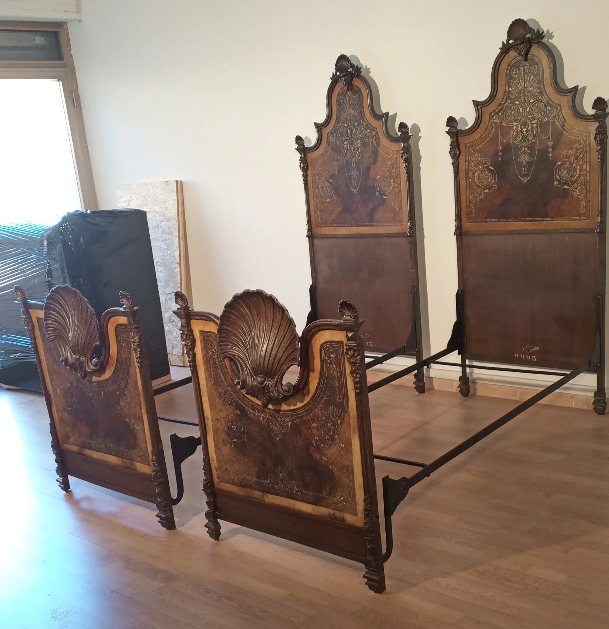 Letto italiano xix secolo in ferro battuto con cornice in legno decorato e intarsi di madreperla per la casa elegante