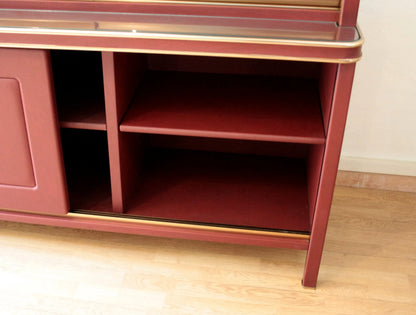 Credenza o libreria a due corpi in similpelle bordeaux con ante scorrevoli e ripiani aperti di Umberto Mascagni anni 50 design italiano d’epoca