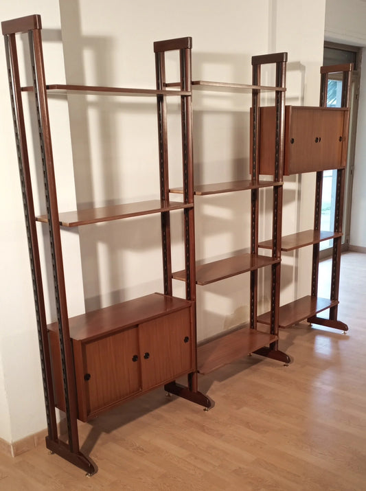 Libreria vintage modulare in teak originale degli anni 60 con vani aperti e ante in legno di media secolo