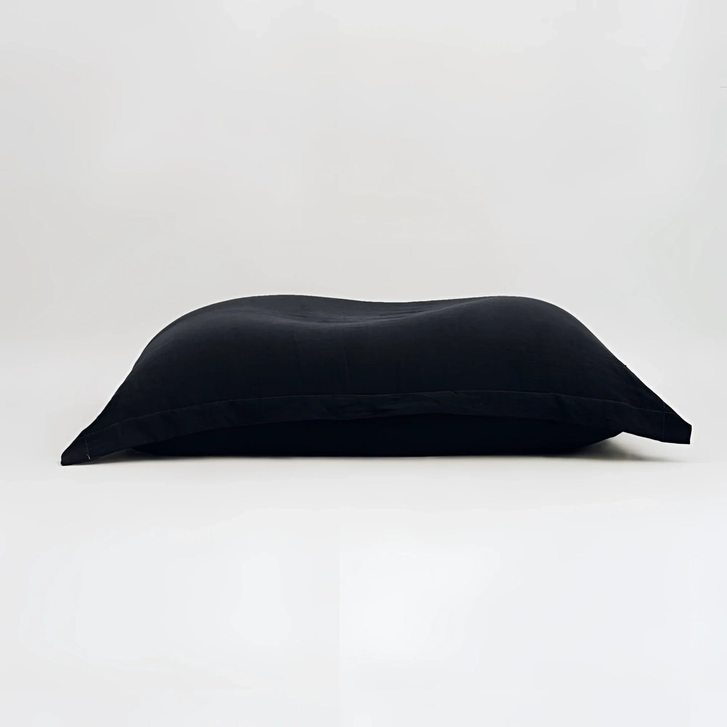 Maxi cuscino firenze nero con tessuto leggermente strutturato e dimensioni generose ideale per infinito abbraccio