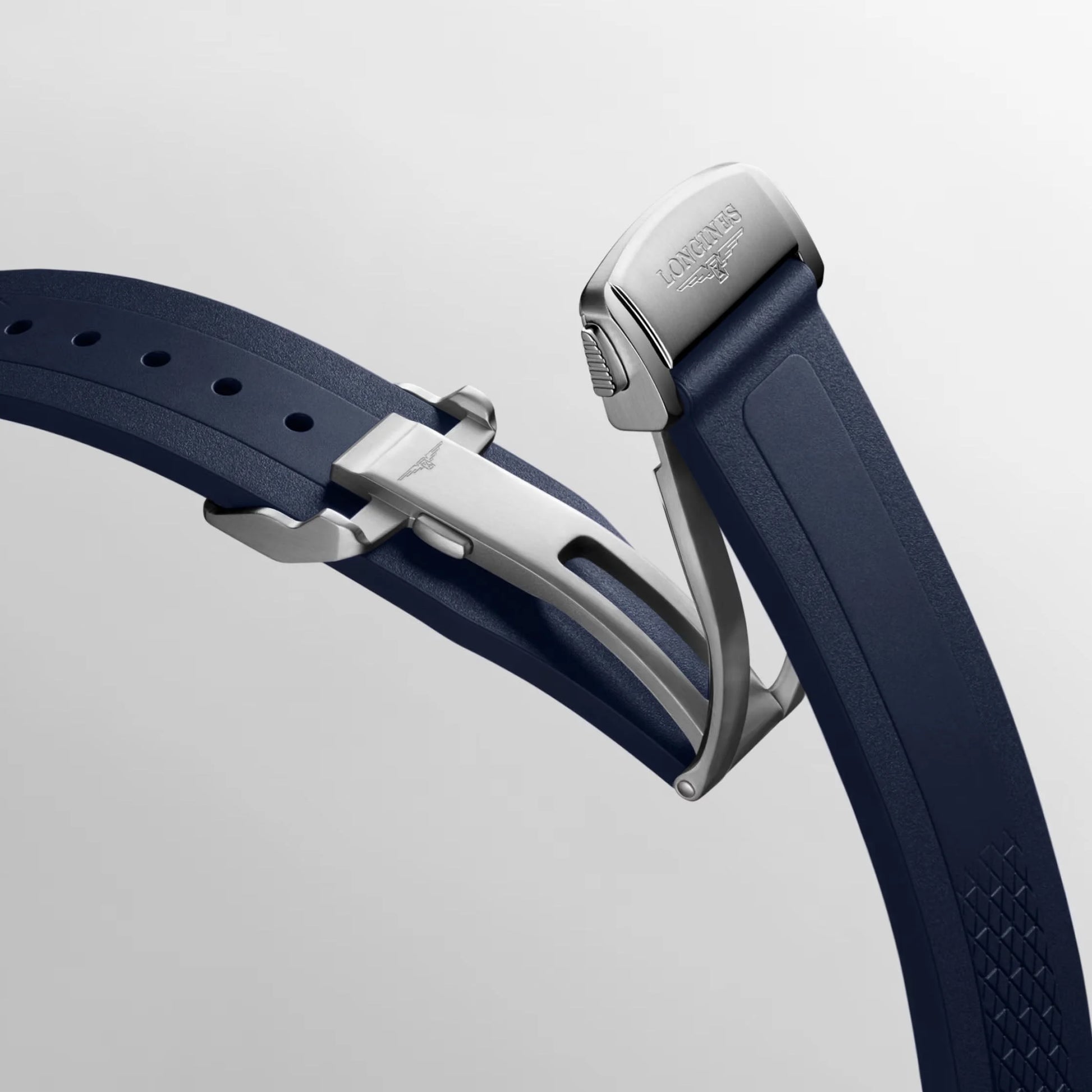 Cinturino in caucciù blu navy con chiusura pieghevole argento e motivo testurizzato per orologio conquest protetto dall’ufficio federale svizzero