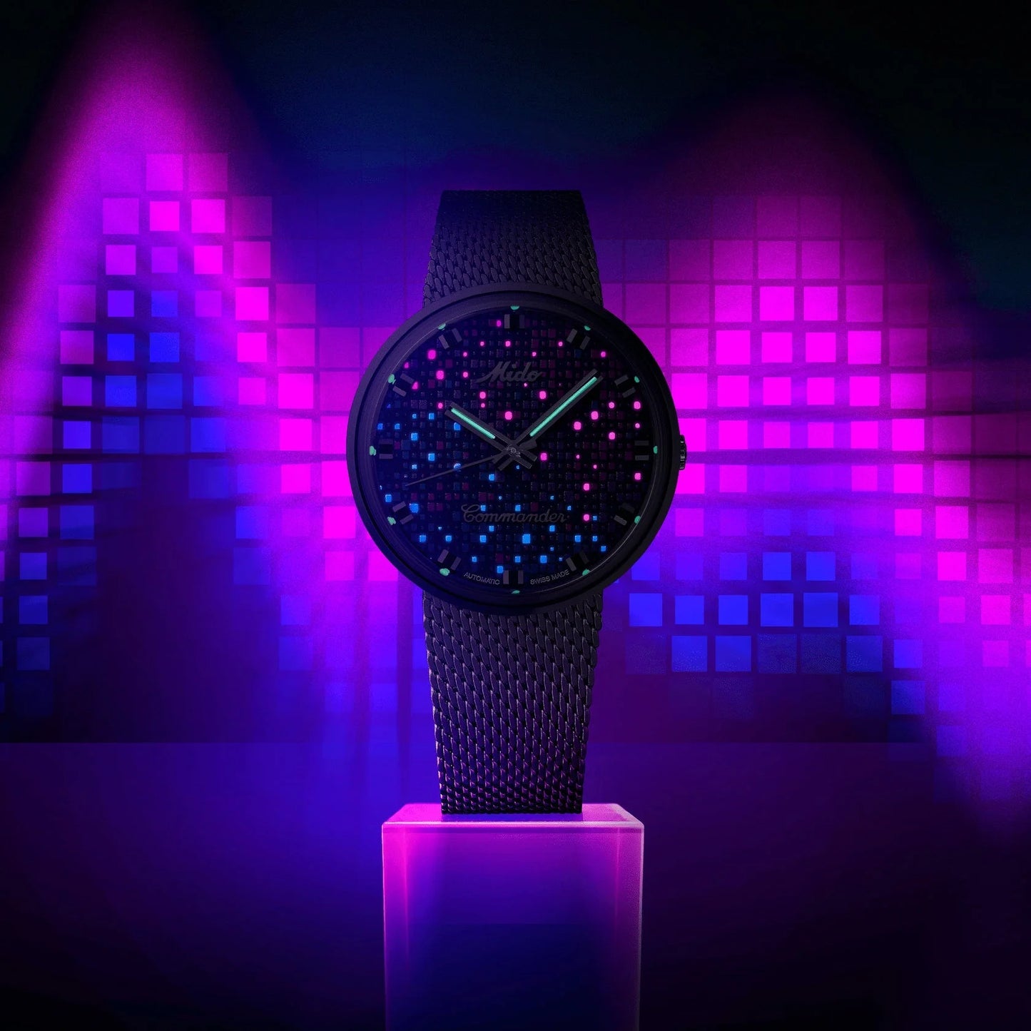 Mido orologio commander 1959 37mm nero automatico acciaio con quadrante nero e dettagli blu e rosa luminosi mesh strap