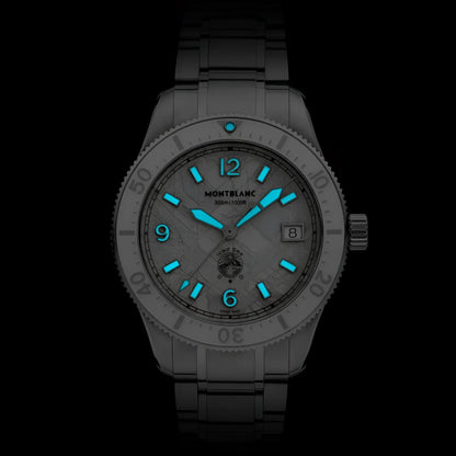 Montblanc iced sea automatic orologio con cassa e bracciale in acciaio inox argento e quadrante blu luminescente