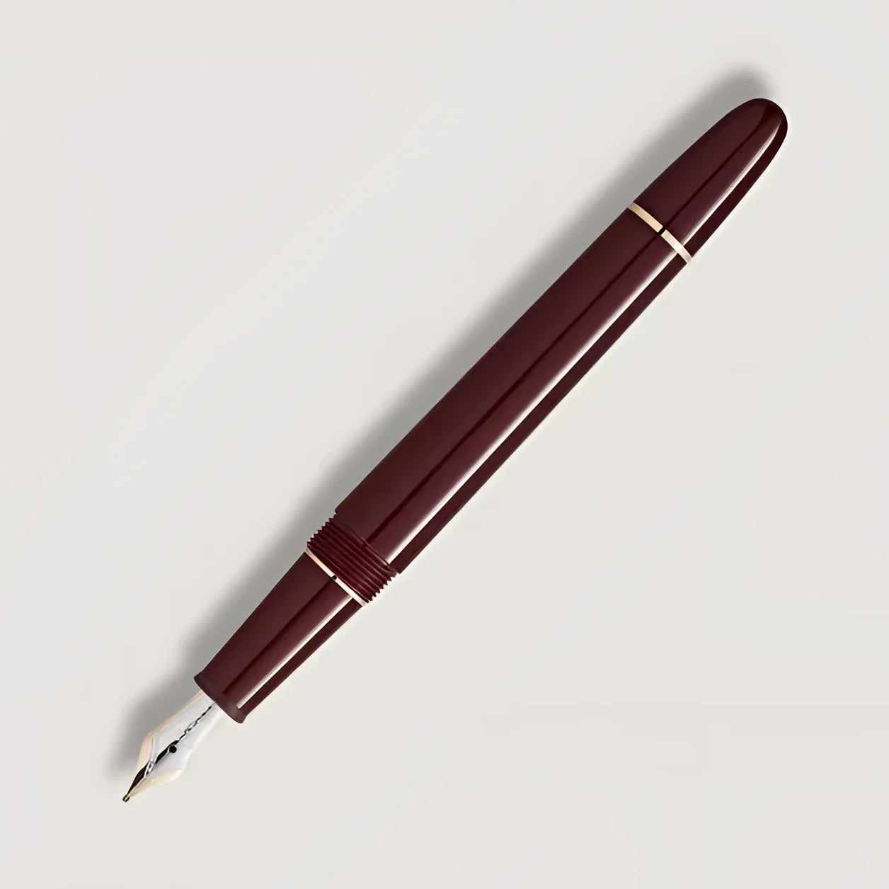 Montblanc stilografica meisterstück bordeaux classica punta m 133014 con distintiva finitura oro e dettagli argento lucidi