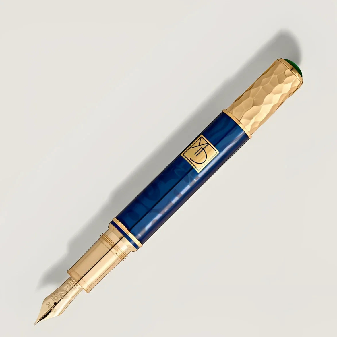 Elegante stilografica montblanc masters of art omaggio a gustav klimt con cappuccio testurizzato blu e oro e pennino in ottone raffinato