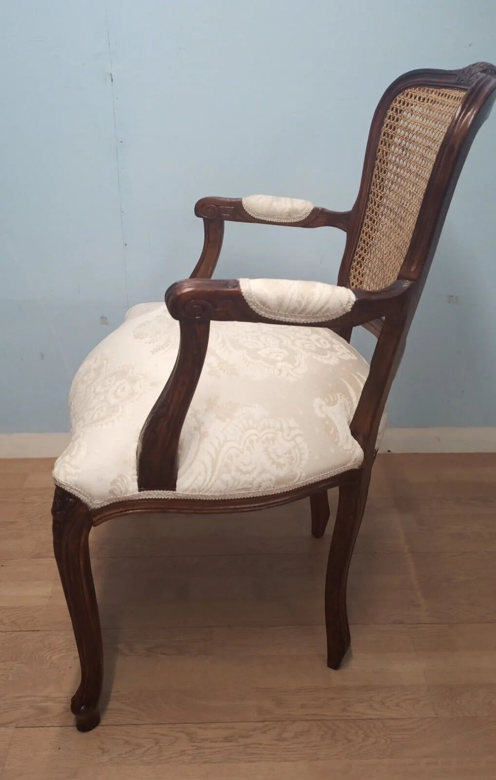 Poltrona a pozzetto in noce vintage restaurata con schienale in canna e rivestimento crema elegante