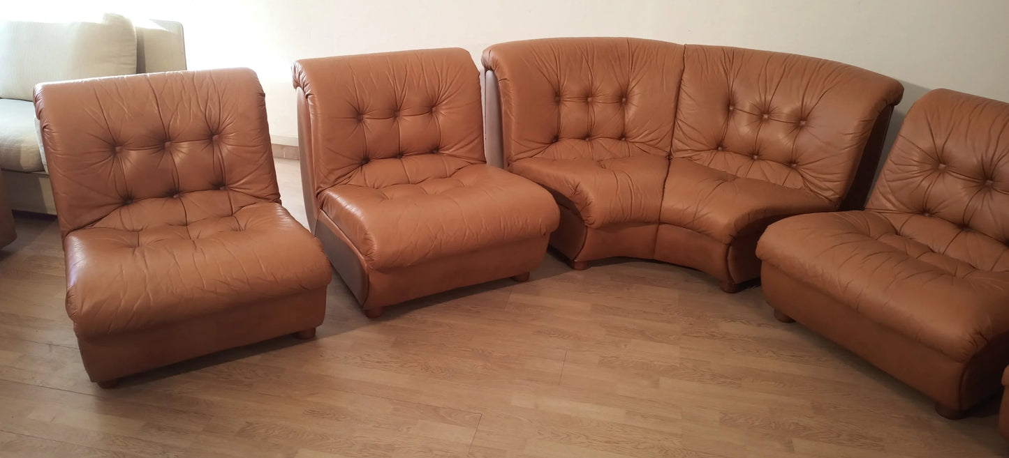 Divano modulare vintage in pelle cognac marrone con cuscini capitonnè in set modulare anni 70 italiano