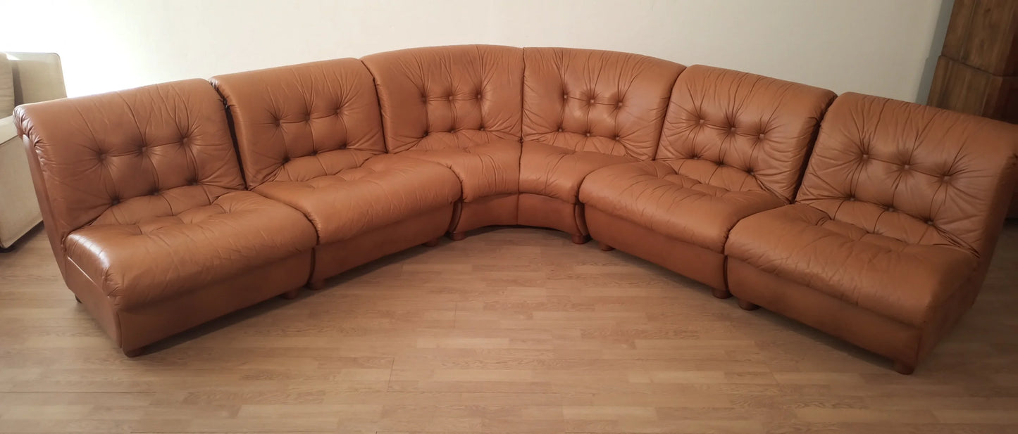 Divano modulare vintage in pelle cognac con cuscini capitonnè color marrone anni 70