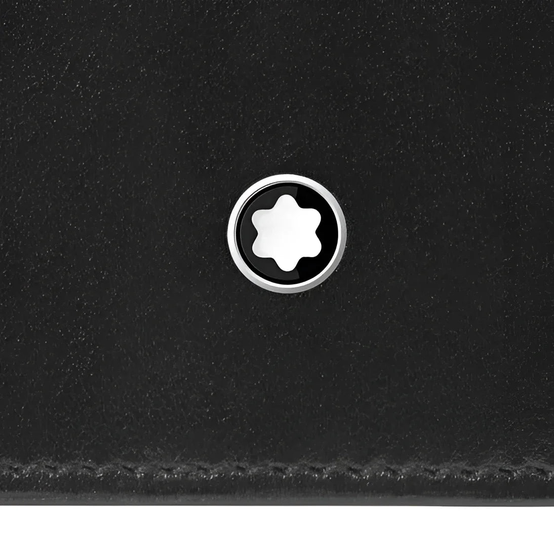 Custodia porta passaporto montblanc in pelle nera con emblema argentato a stella a sei punte al centro