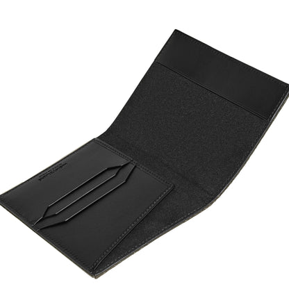 Portafoglio nero in pelle montblanc con design minimalista e tre fessure per tessere motivo testurizzato ispirato agli archivi