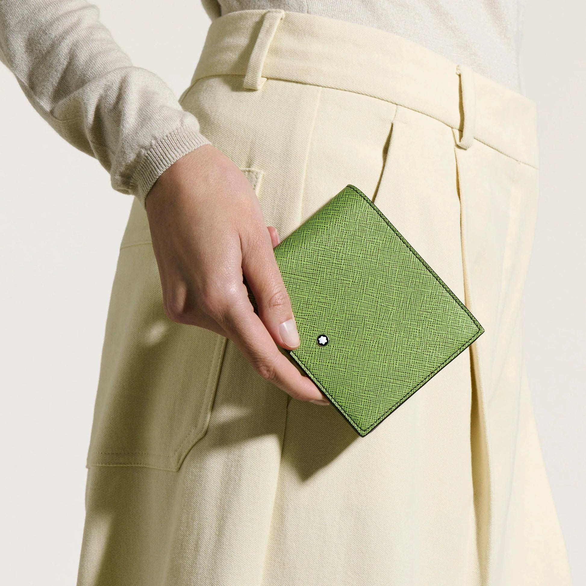 Montblanc portafoglio 8 scomparti sartorial in pelle stampa saffiano multi lime con emblemma nero circolare sul davanti