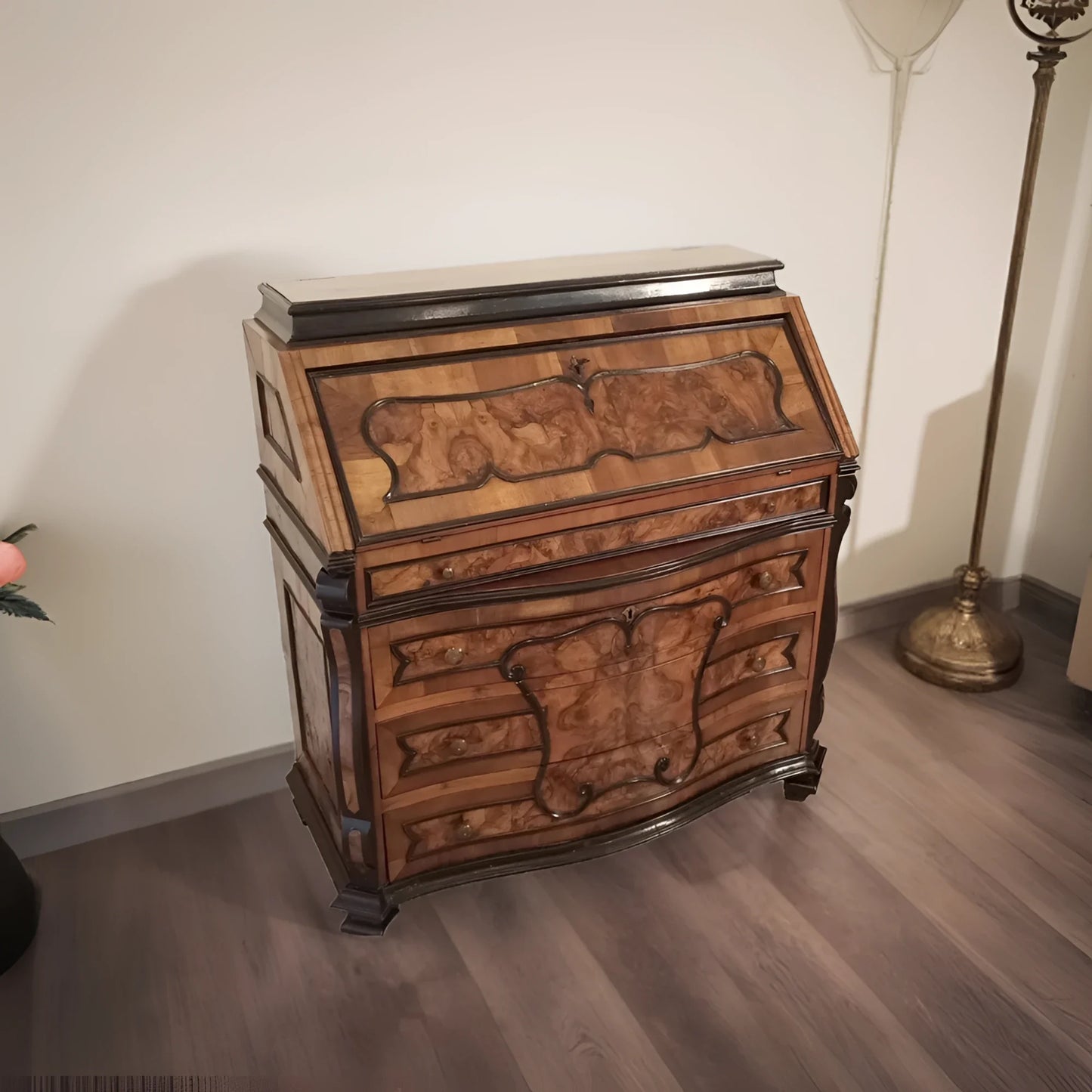 Antica cassettiera ribalta lombarda settecentesca originale in legno restaurata in ottime condizioni