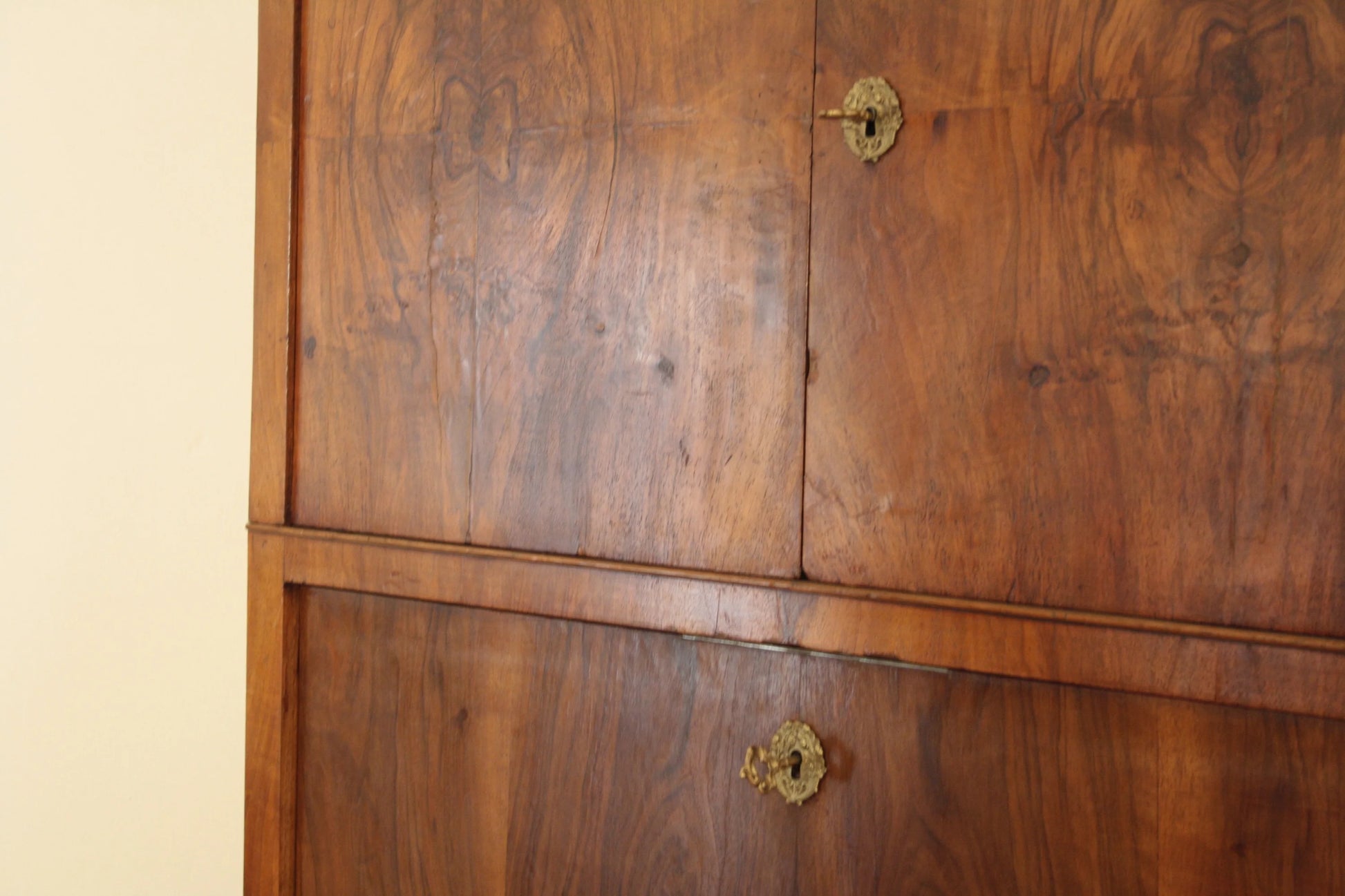 Wooden cabinet doors with brass circular handles on a splendido secretaire umberto in rovere massello fine ottocento