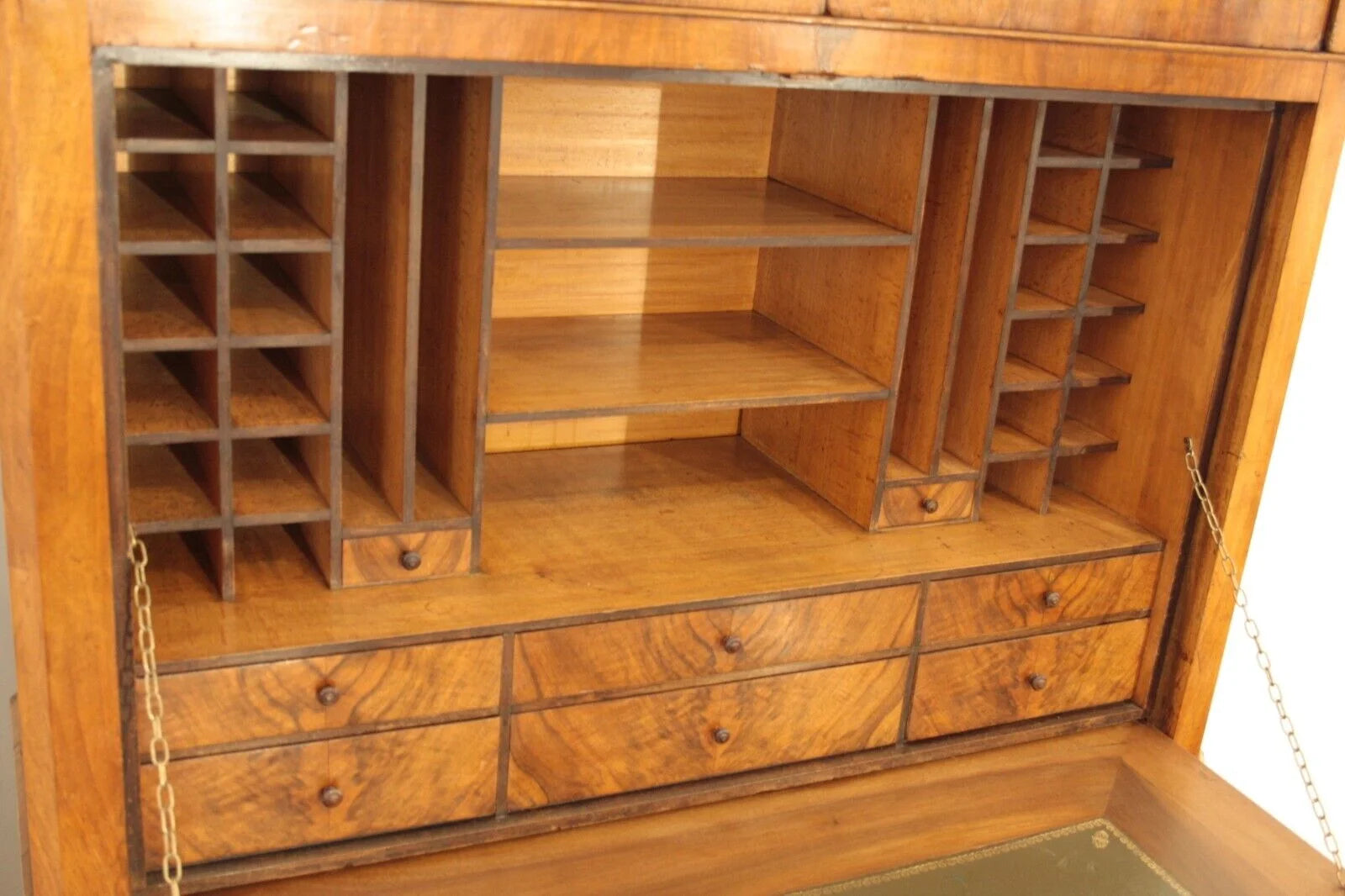 Interno di splendido secretaire umberto scrittoio credenza umbertino in rovere massello con scomparti e cassetti multipli