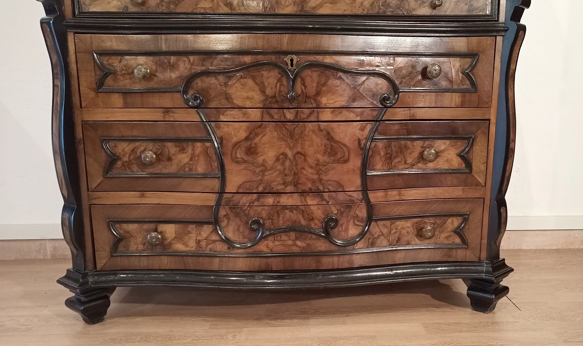 Cassettiera ribalta lombarda settecentesca originale in legno intagliato con pannelli in radica e accessori metallici decorativi