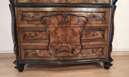 Cassettiera ribalta lombarda settecentesca originale in legno intagliato con pannelli in radica e accessori metallici decorativi