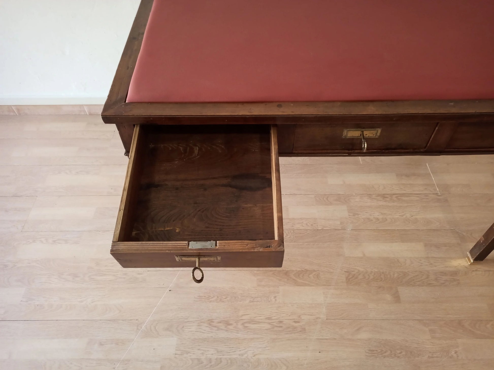 Scrivania stile impero noce con cassetto aperto in legno e piano con superficie imbottita rossa