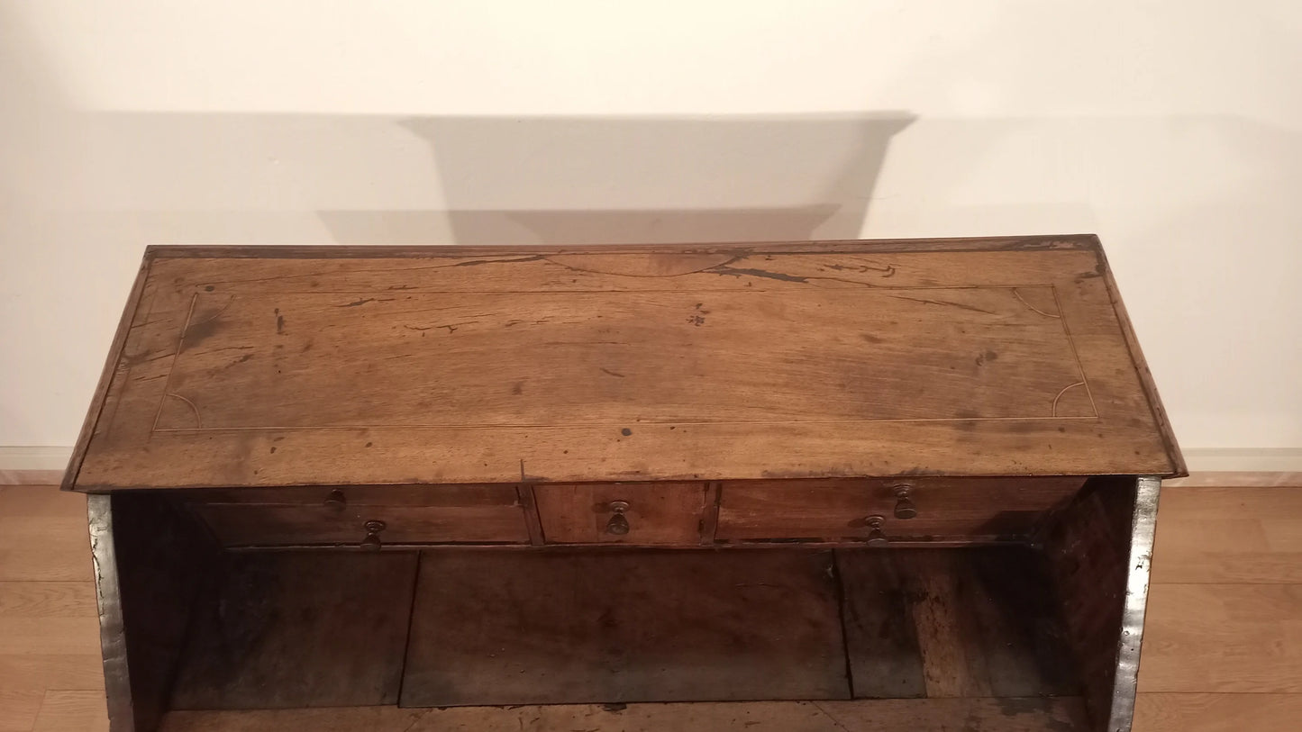 Scrivania ribalta xviii secolo in legno con vano aperto per la conservazione e utilizzo funzionale