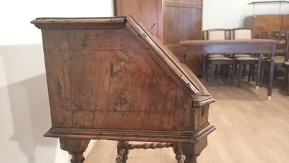 Scrivania a ribalta xviii secolo in legno con piano inclinato e modanature decorative