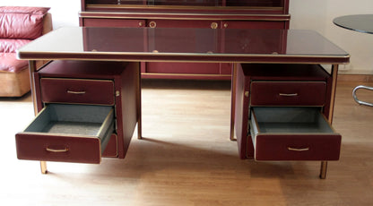 Scrivania ministeriale disegnata da umberto mascagni in similpelle bordeaux con cassetti e struttura in ottone