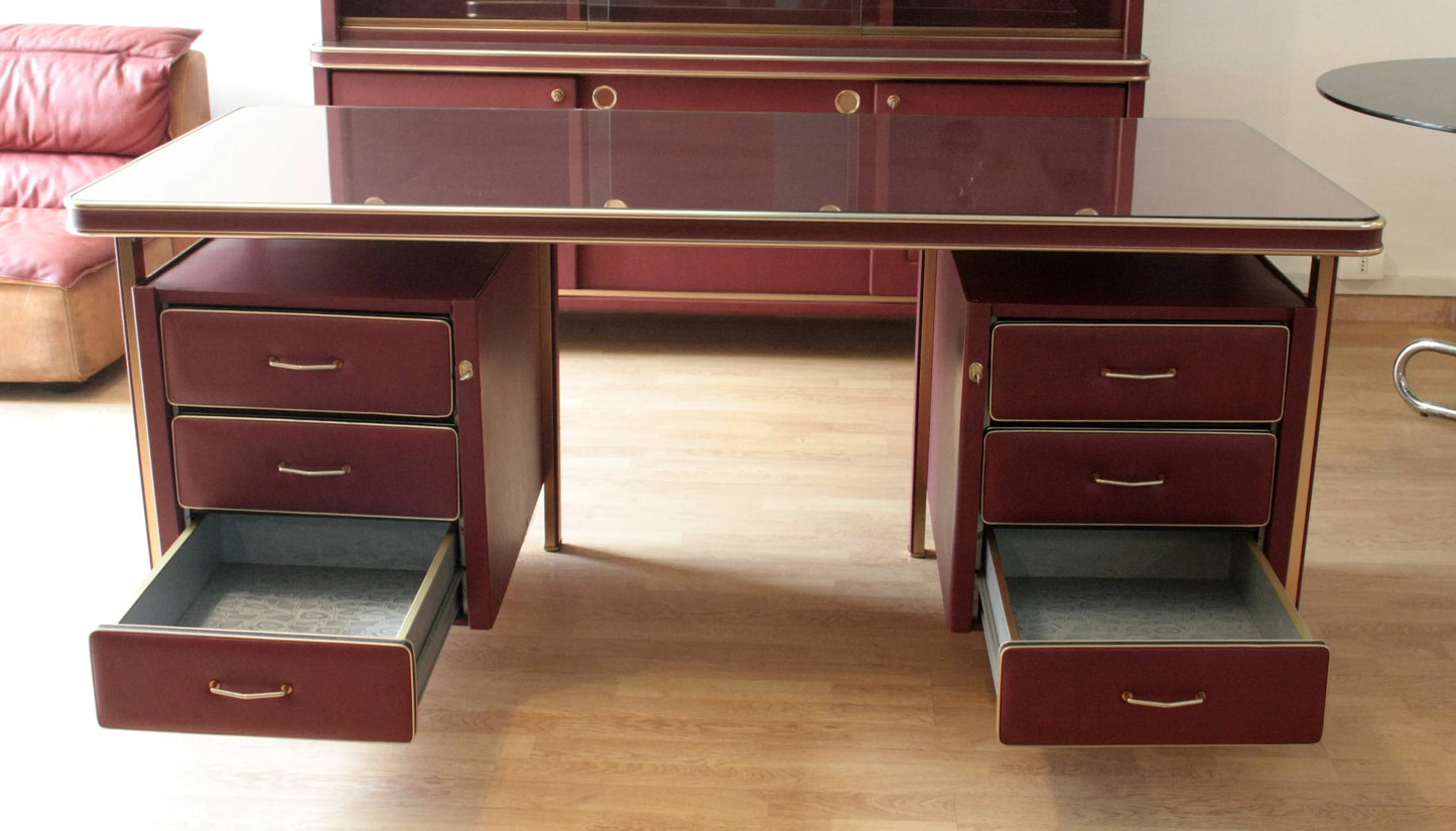 Scrivania ministeriale disegnata da umberto mascagni in similpelle bordeaux con cassetti, design italiano 1950