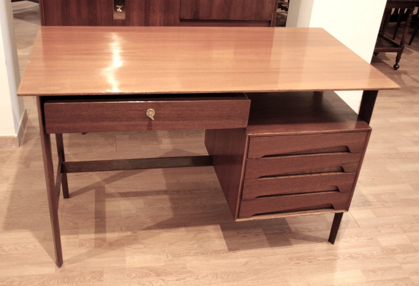 Scrivania scrittoio edmondo palutari in legno vintage anni 50 con finitura bicolore e cassetti integrati
