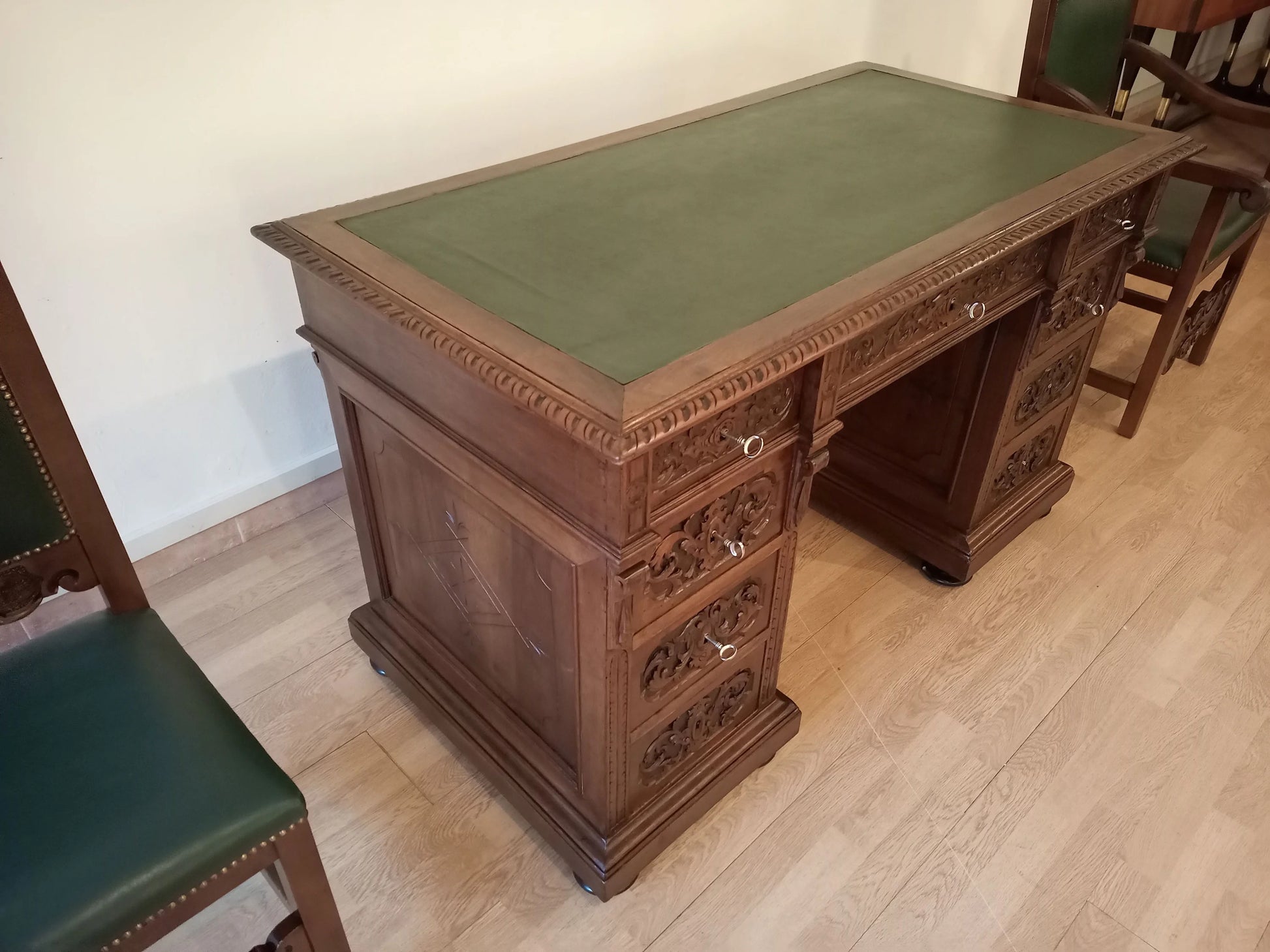 Scrivania studio stile ministeriale in noce con top in pelle verde e dettagli intagliati per sala ufficio eclettico set