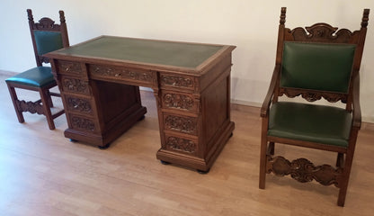 Scrivania studio stile in noce con piano in pelle verde e cassetti, parte del set ministeriale eclettico per ufficio