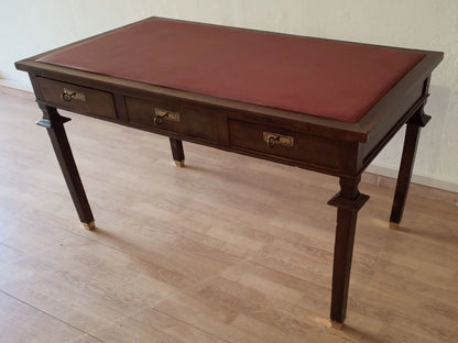 Scrivania stile impero in noce con piano in pelle rossa e tre cassetti con piedini in ottone elegante