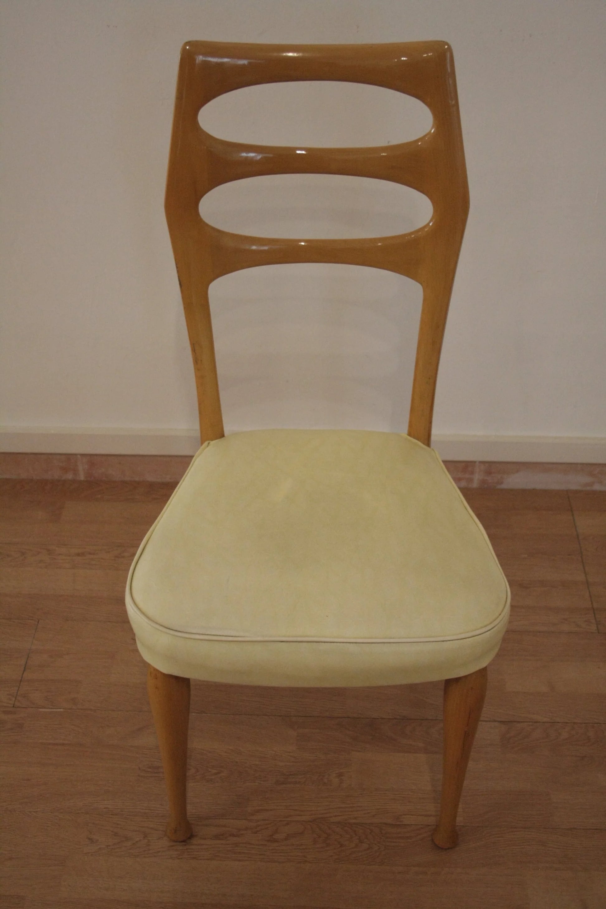 Set di 6 sedie da pranzo mid-century moderne di vittorio dassi in legno imbottite con schienale ovale intagliato
