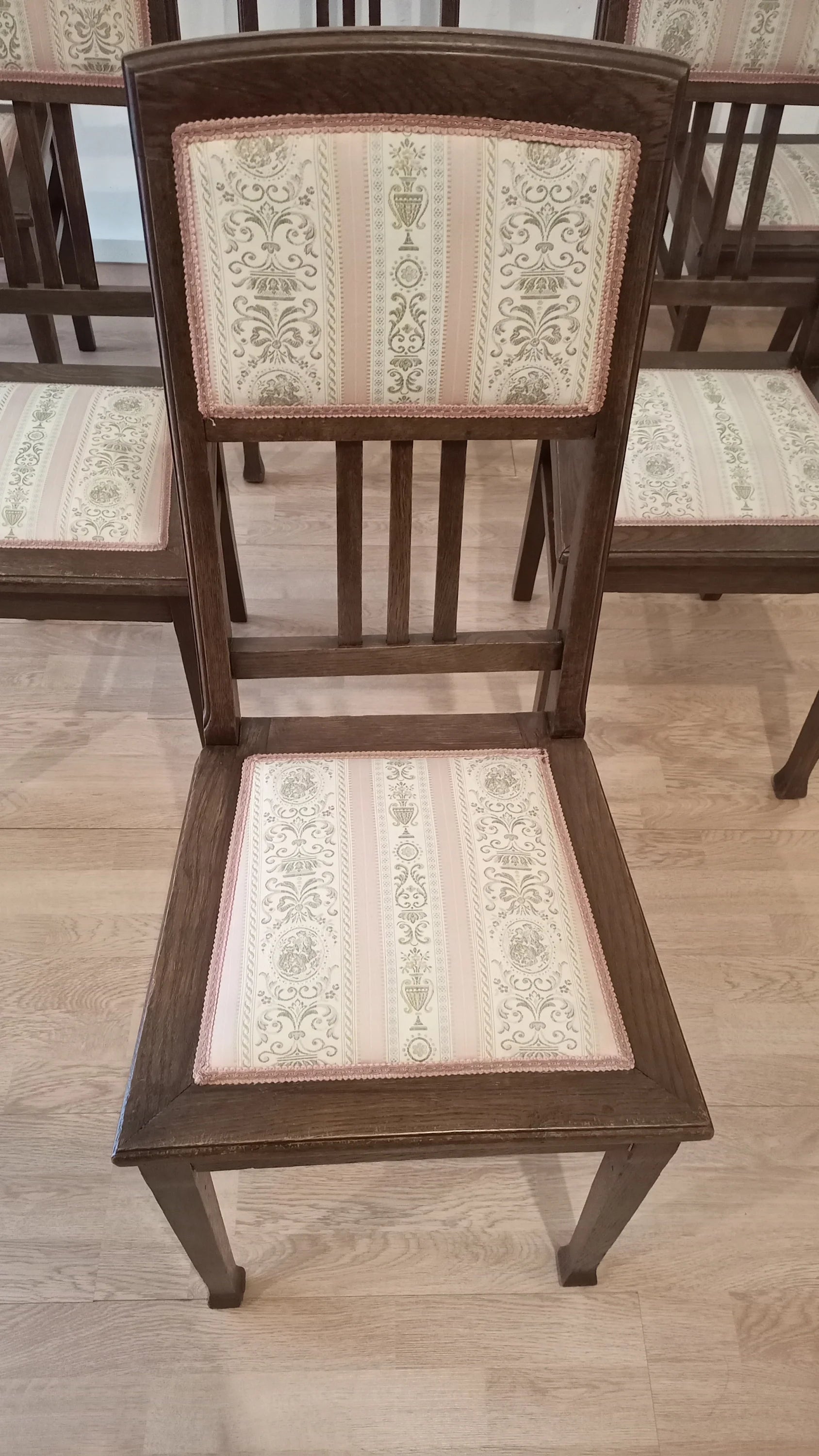 Set di sedie pranzo vintage in rovere massello con rivestimento floreale in stile italiano elegante per salotto