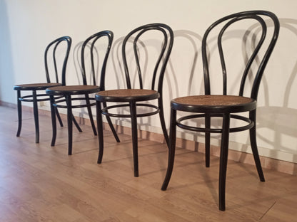 Set di 4 sedie da pranzo thonet italia in faggio curvato nero con sedile in legno disposte in fila