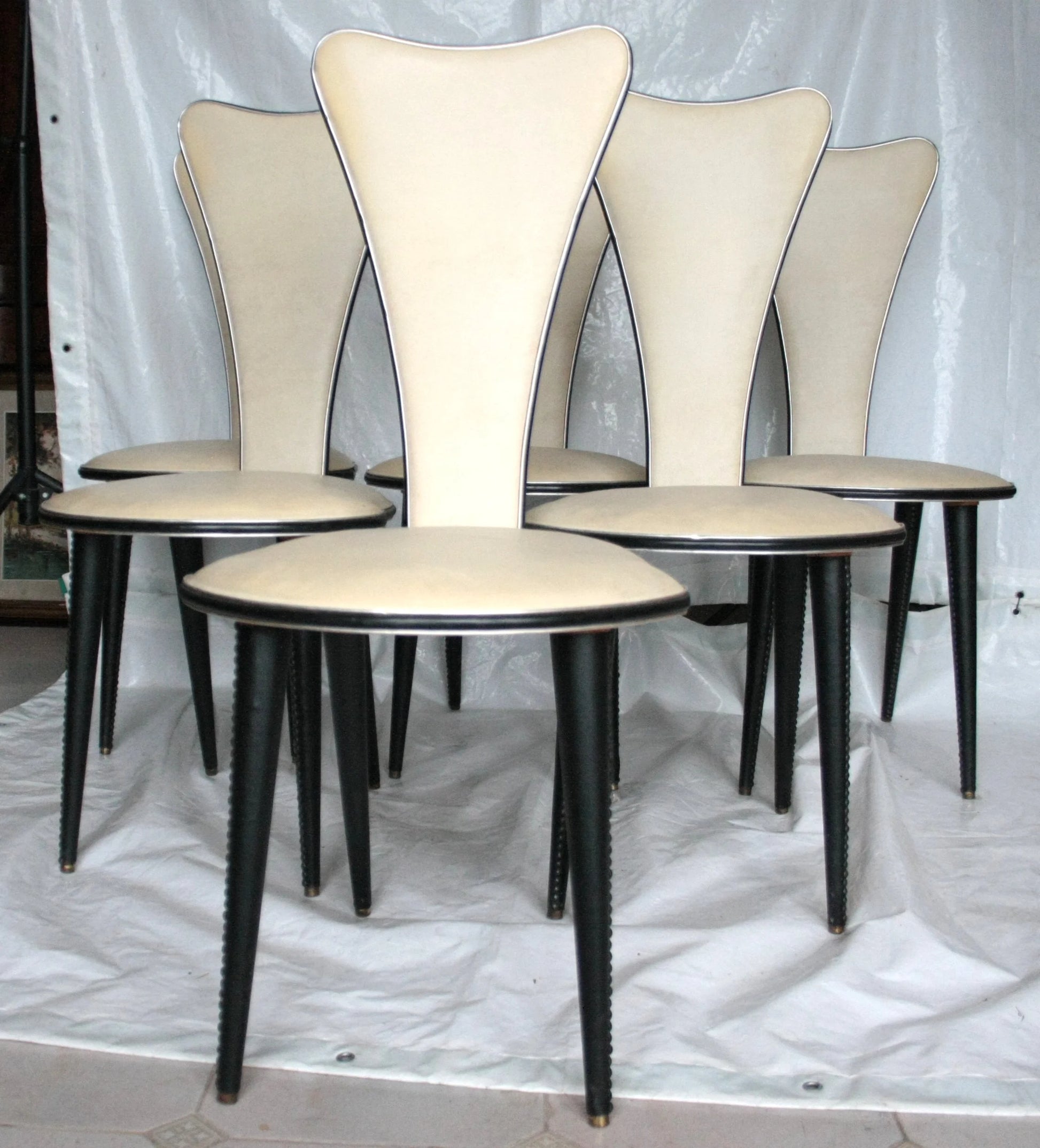 Set di cinque sedie umberto mascagni in ecopelle bianca con design triangolo irregolare anni 60 italia