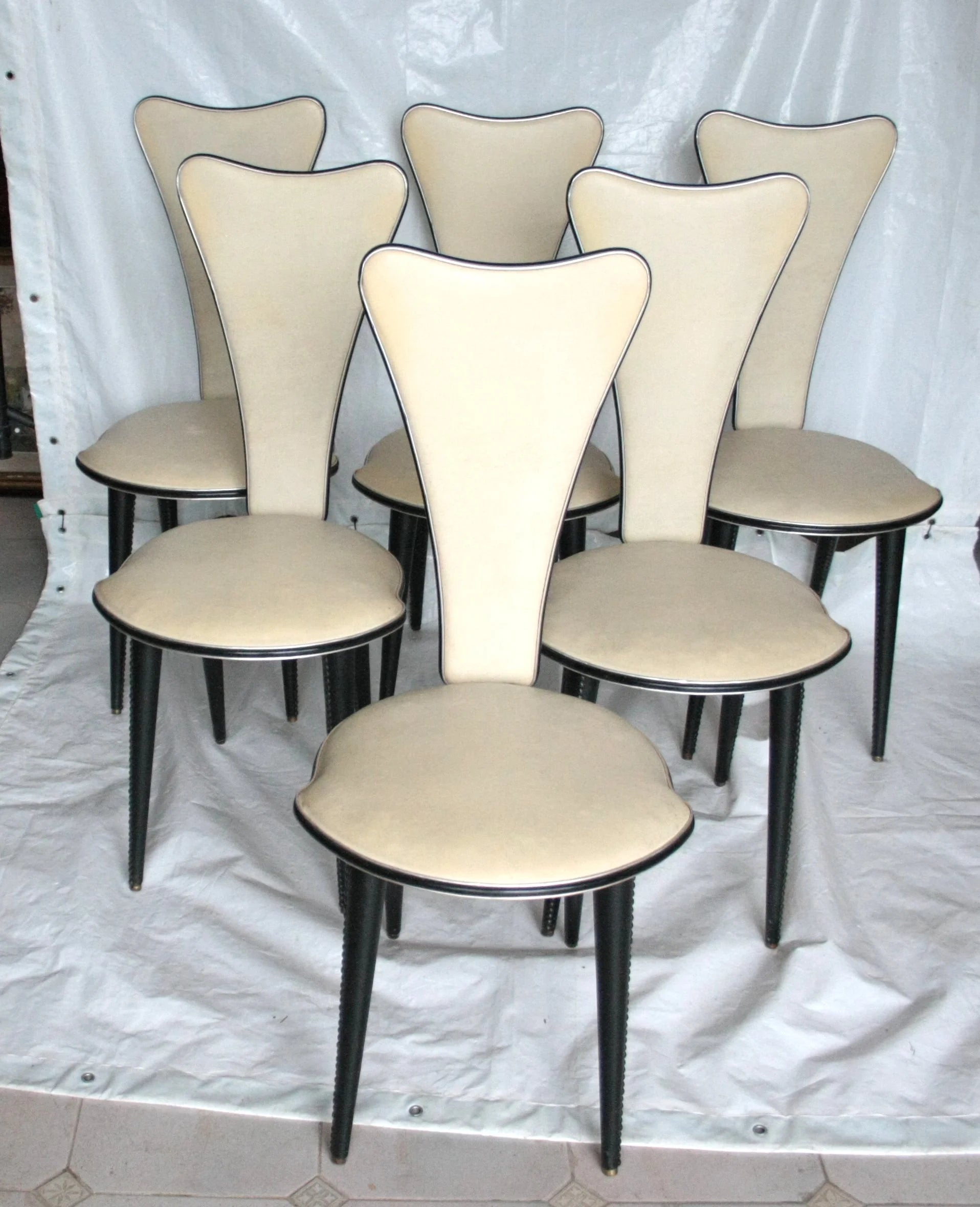 Set 6 sedie umberto mascagni anni 60 in ecopelle bianca con design triangolo irregolare crema