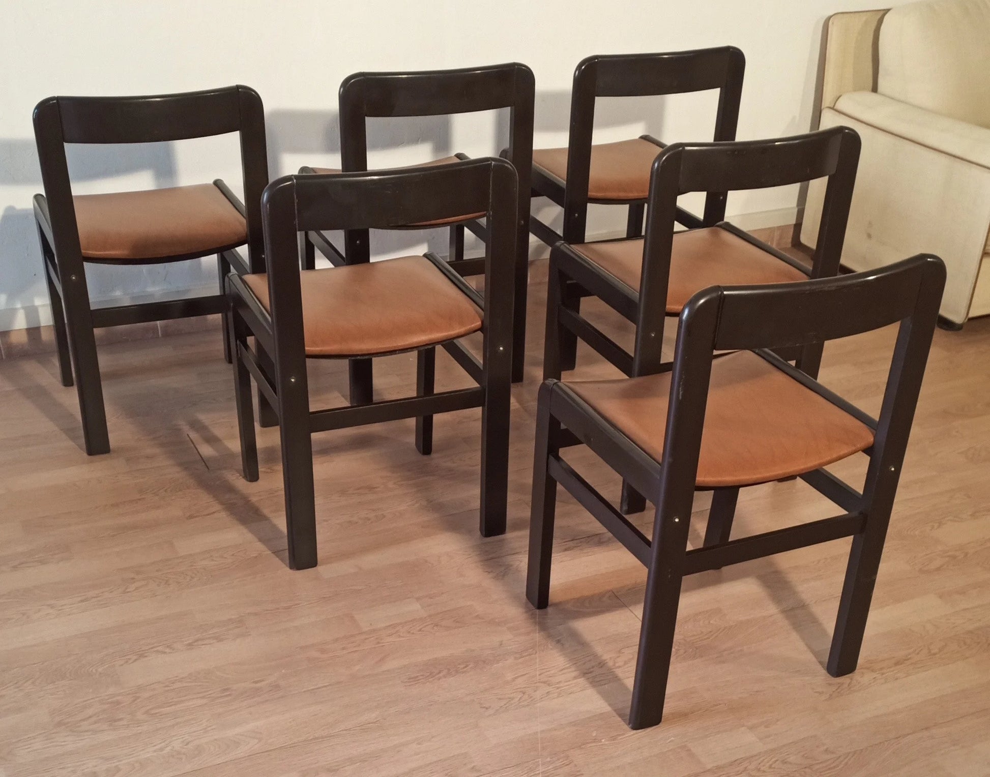 Set di sei sedie da pranzo vintage brutaliste anni 70 in legno nero con sedili in pelle marrone