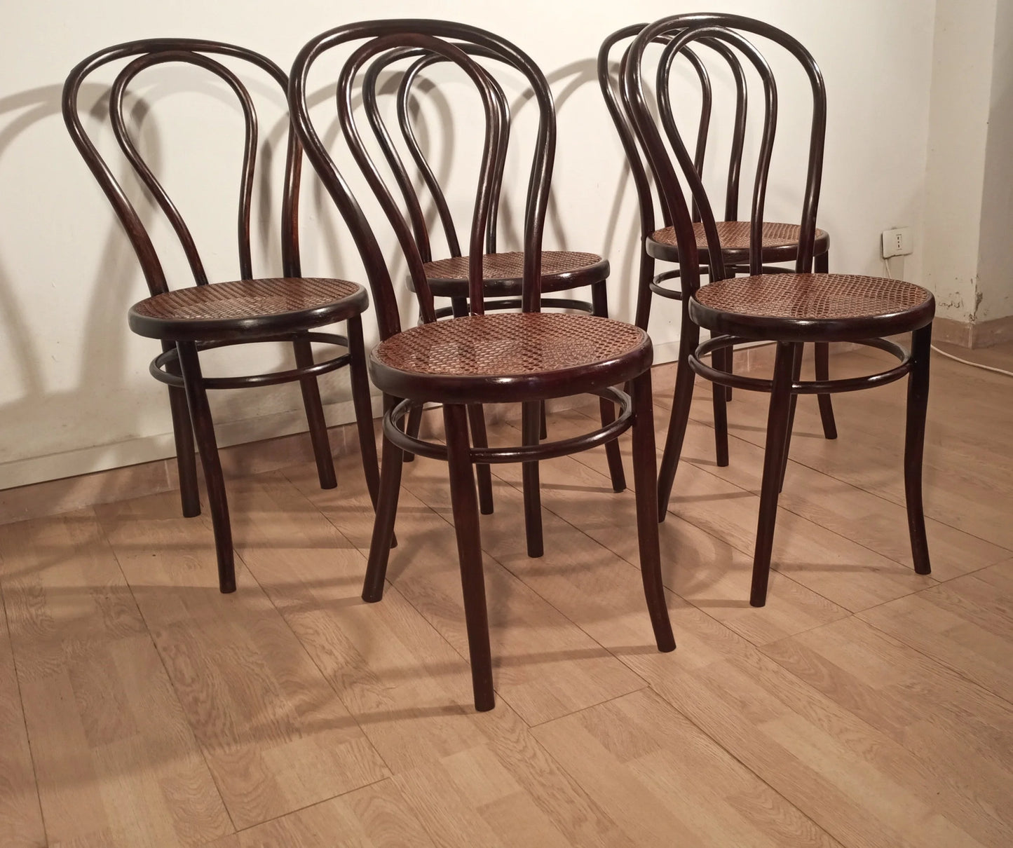 Quattro sedie vintage stile thonet drava con schienali curvi e sedute in canna intrecciata set di 5