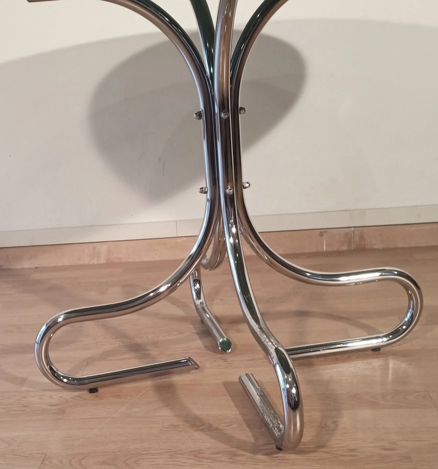 Base tavolino da caffè con gambe tubolari curve in acciaio cromato di design mid-century italia