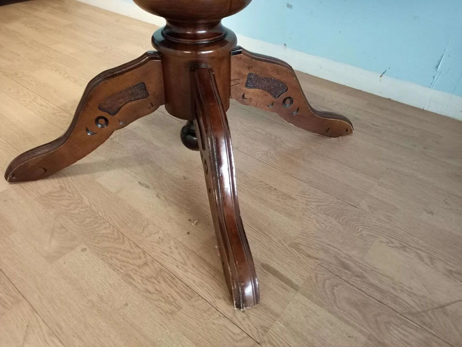 Base pedestal in legno con tre piedi curvi di un tavolo tondo allungabile stile luigi filippo vintage per casa