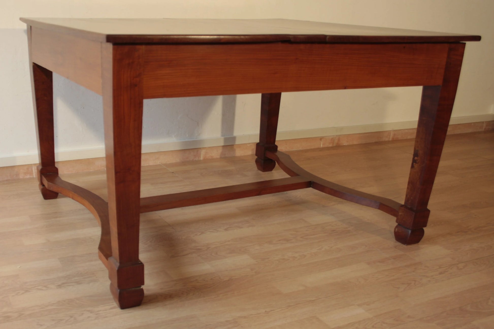 Antico ed elegante tavolo decò vintage in ciliegio massello con gambe curve e traversa orizzontale restaurato
