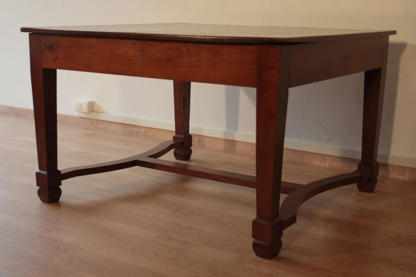 Antico ed elegante tavolo decò vintage in ciliegio massello allungabile con gambe tornite e base a traversa