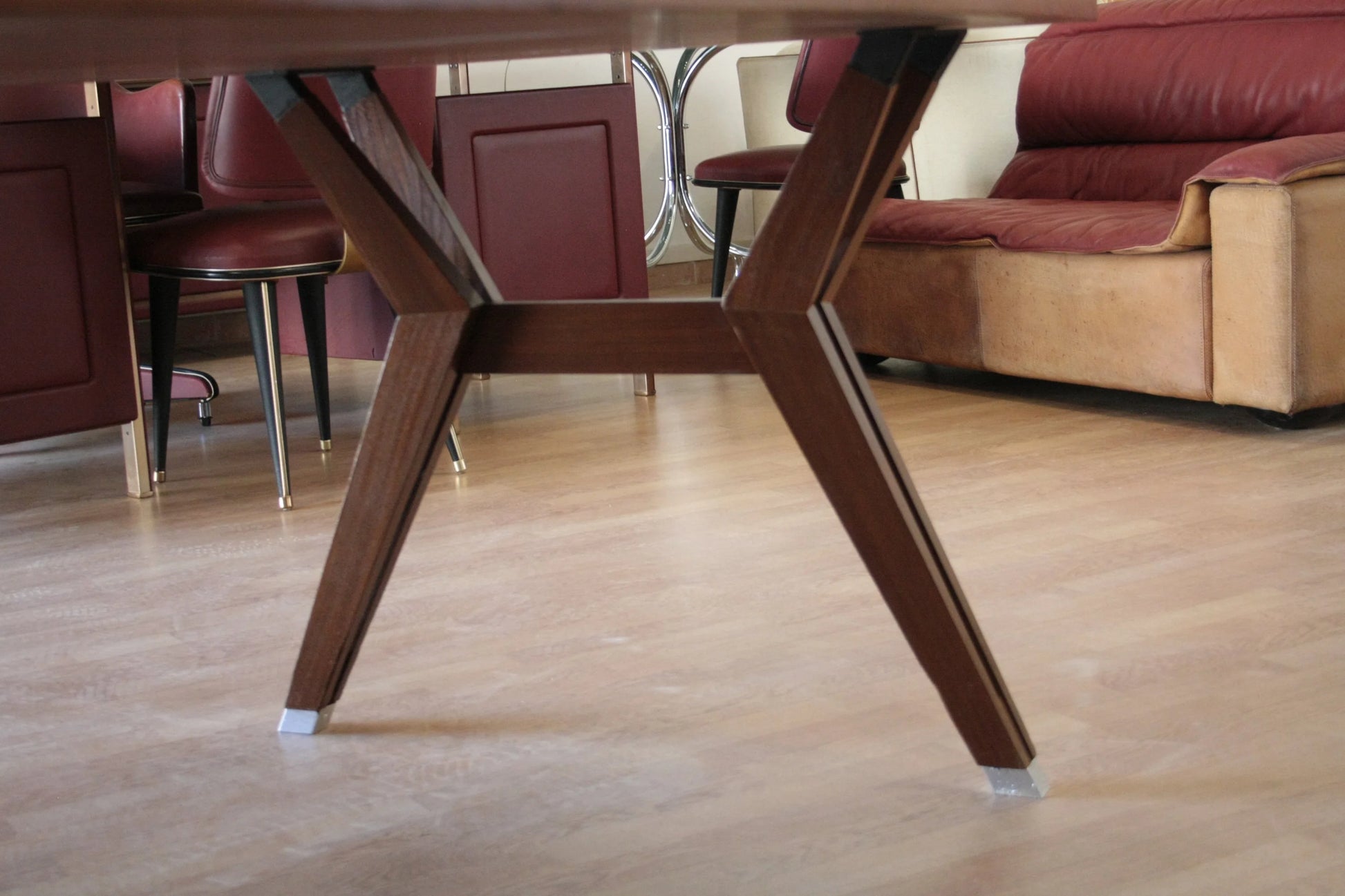 Gambe in legno marrone del tavolo tolomeo di ico parisi scrivania direzionale modello italia 1958