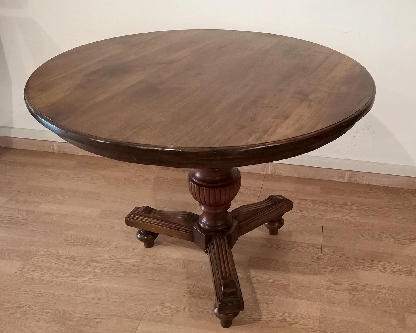 Tavolo tondo ottocento in noce stile umbertino vintage con base intagliata ornata in legno