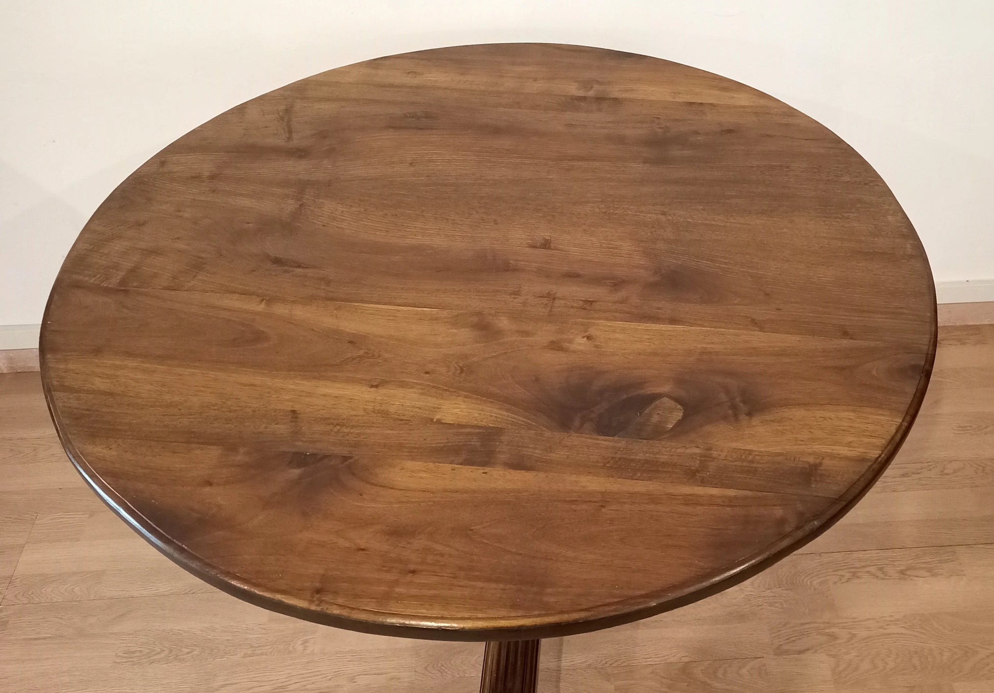 Tavolo tondo ottocento in noce stile umbertino vintage con finitura scura ideale per ambienti eleganti