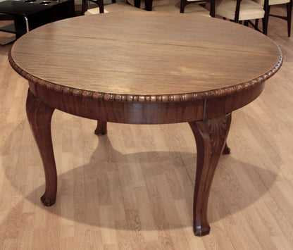 Vintage tavolo tondo allungabile in rovere con gambe cabriole curvate stile luigi filippo anni 1960