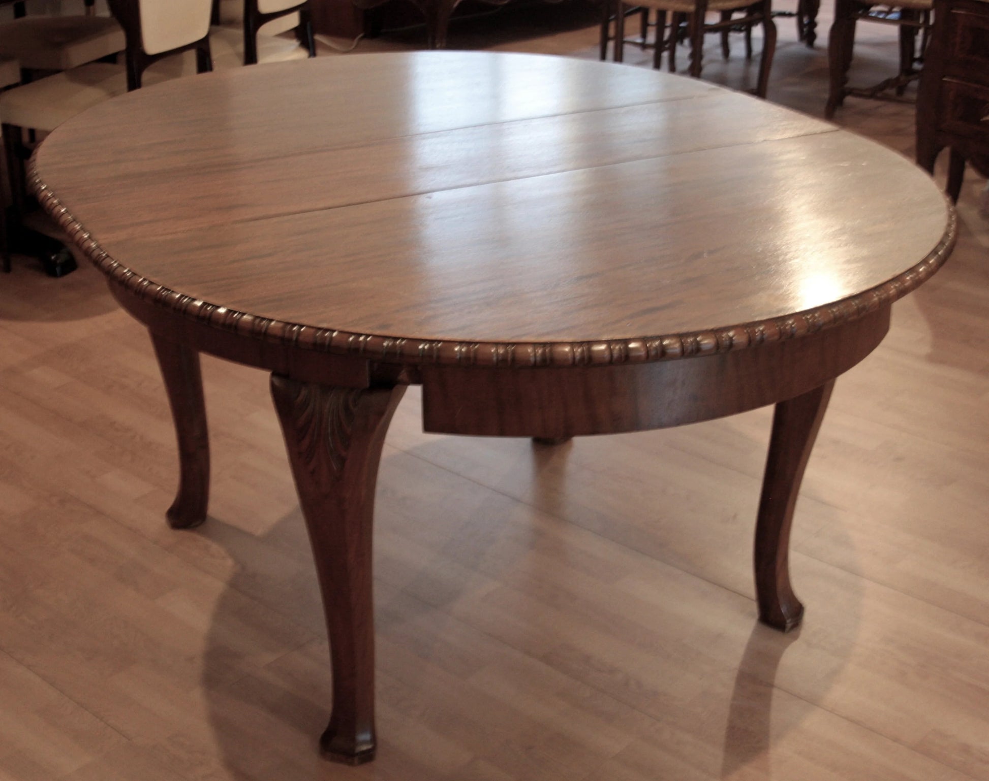 Tavolo tondo allungabile vintage in rovere stile luigi filippo con rifiniture intagliate e gambe curve anni 1960