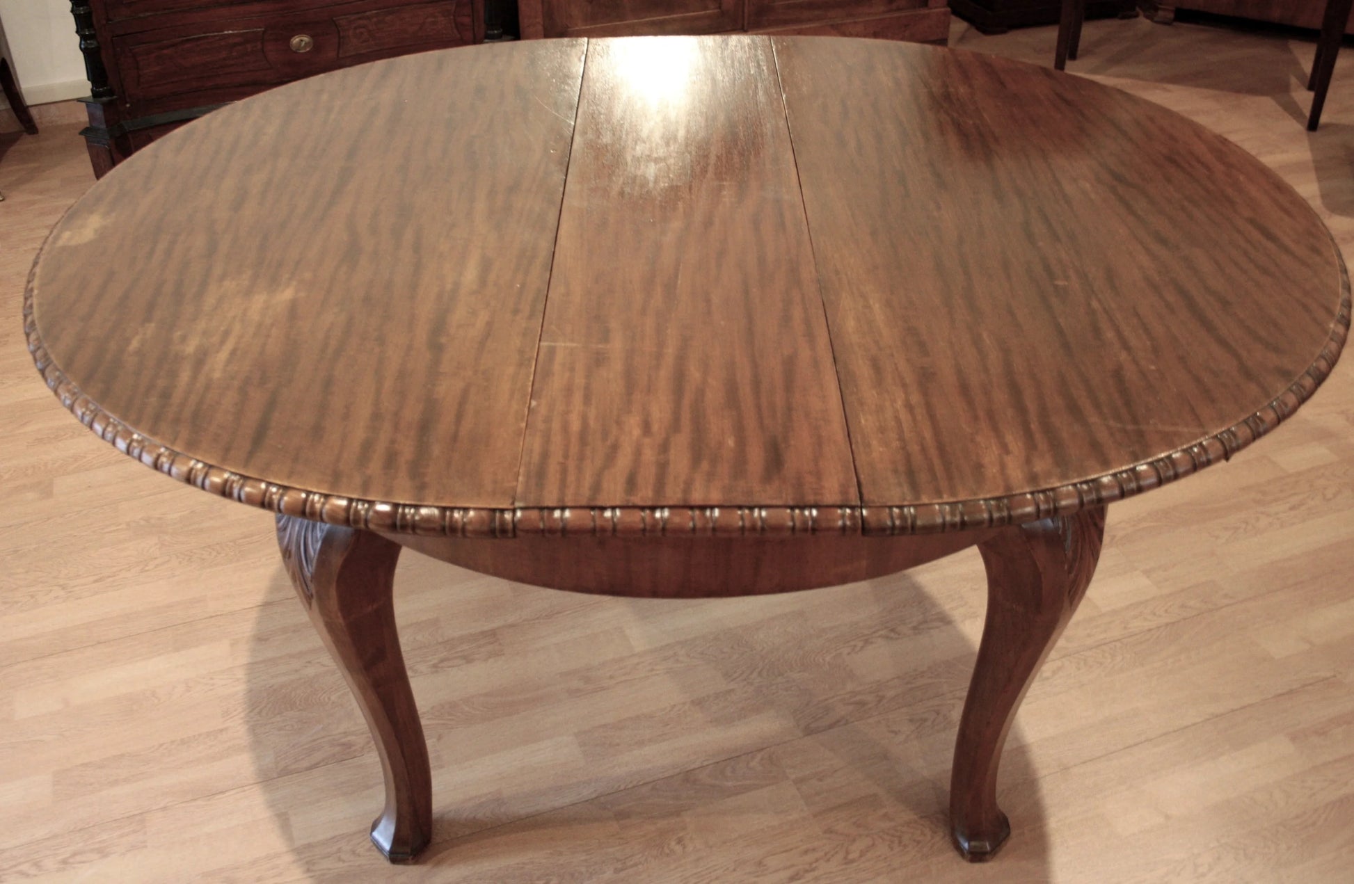 Tavolo tondo vintage in rovere stile luigi filippo con gambe cabriole curve e rifiniture decorative anni 1960