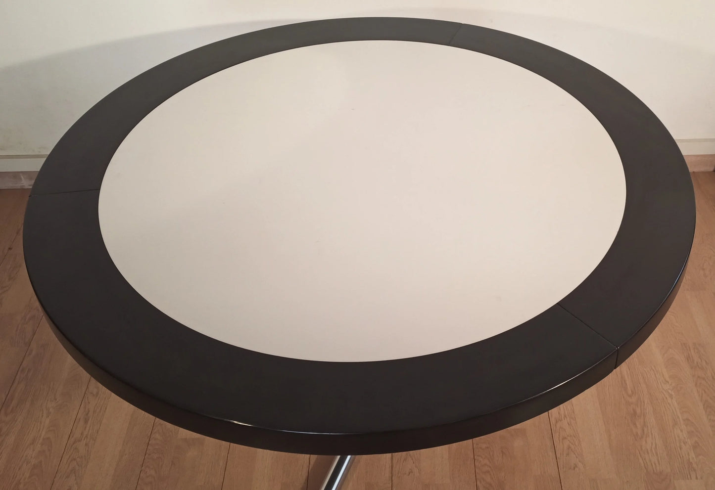 Tavolo da pranzo desco vintage di achille castiglioni per zanotta con piano rotondo bianco e base nera