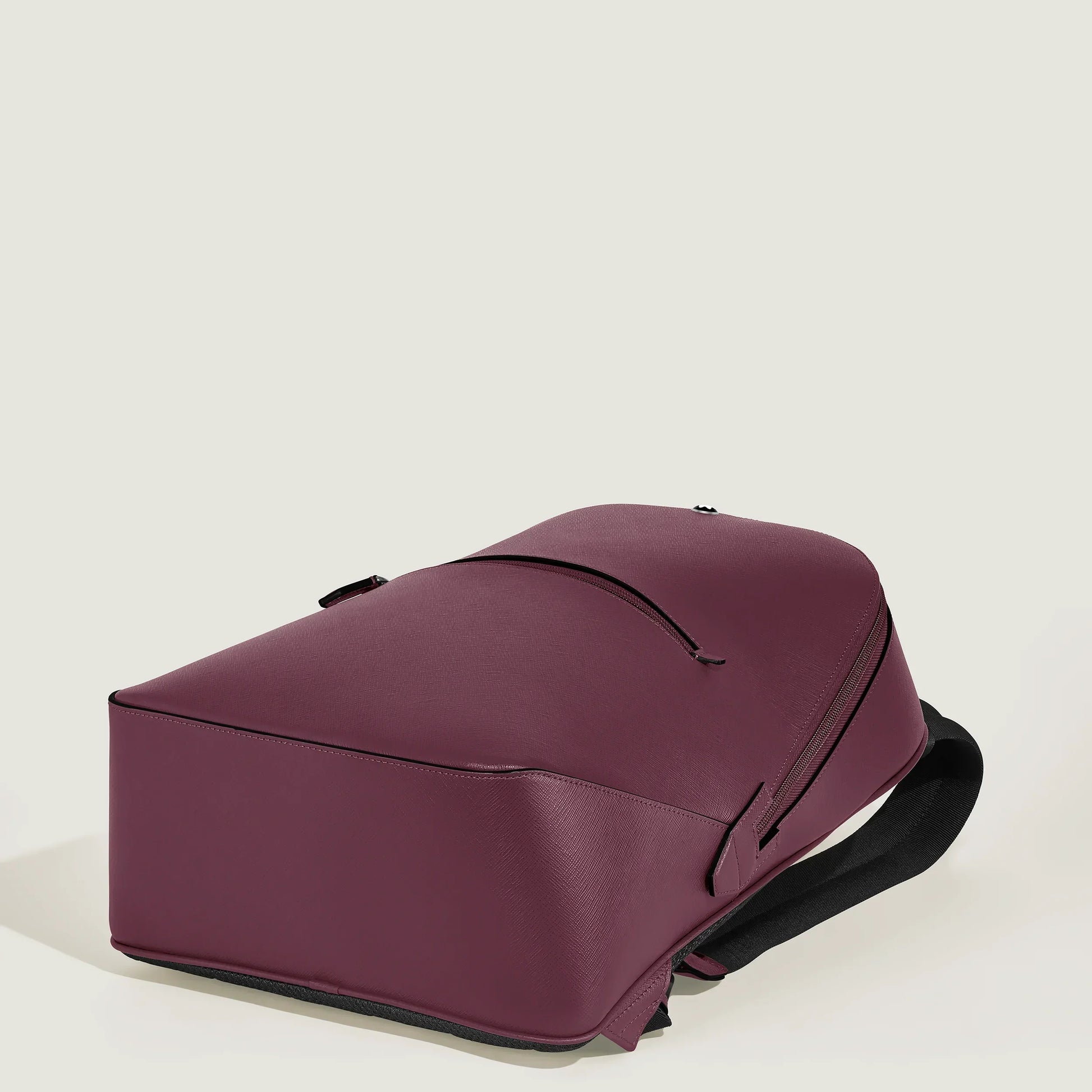 Zaino sartorial cassis montblanc in pelle burgundy con zip e spallacci neri design creativo montblanc marco tomasetta